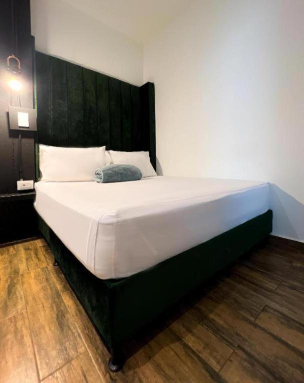 Lleras Luxury - King Bed & Private Jacuzzi - 4