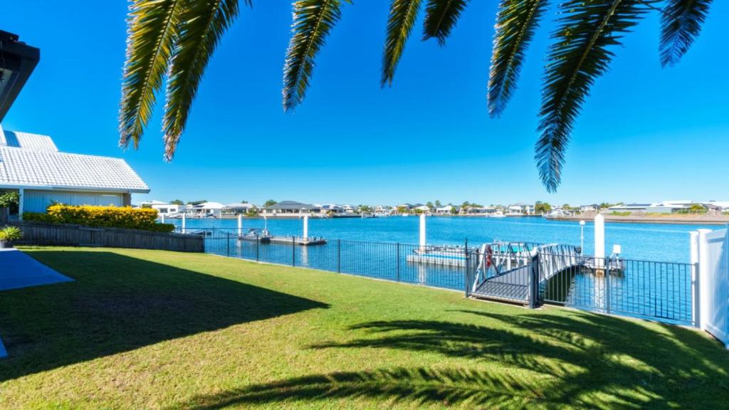 Dog Friendly Home With Canal Views, Banksia Beach