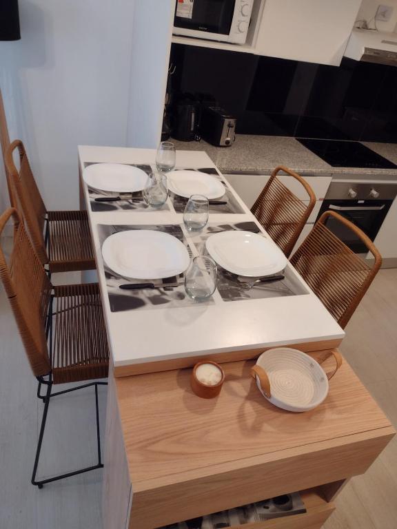 Royal Park Apartment with garage, amenities - 4
