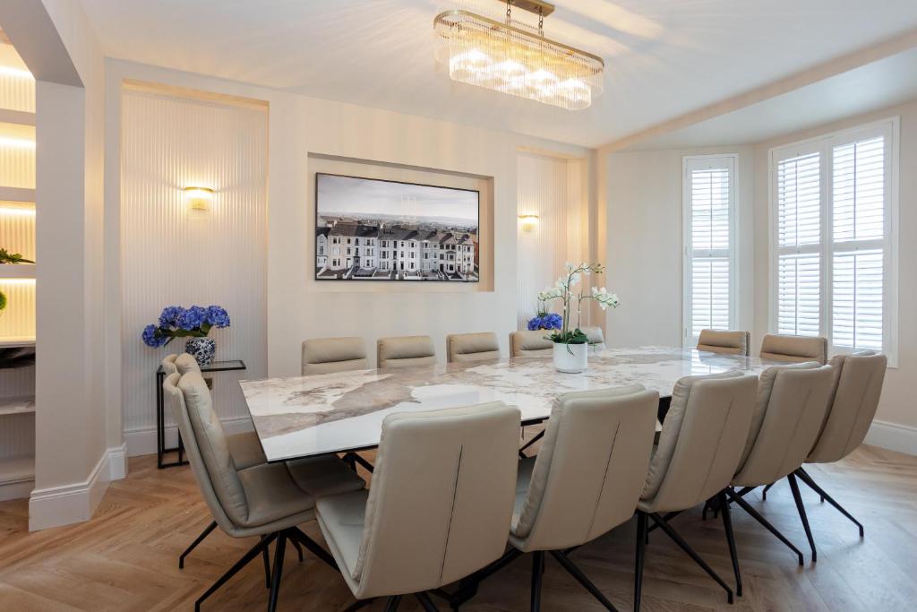 111 By Mayfair - Luxurious 12 Bedroom House, Portrush, Portrush