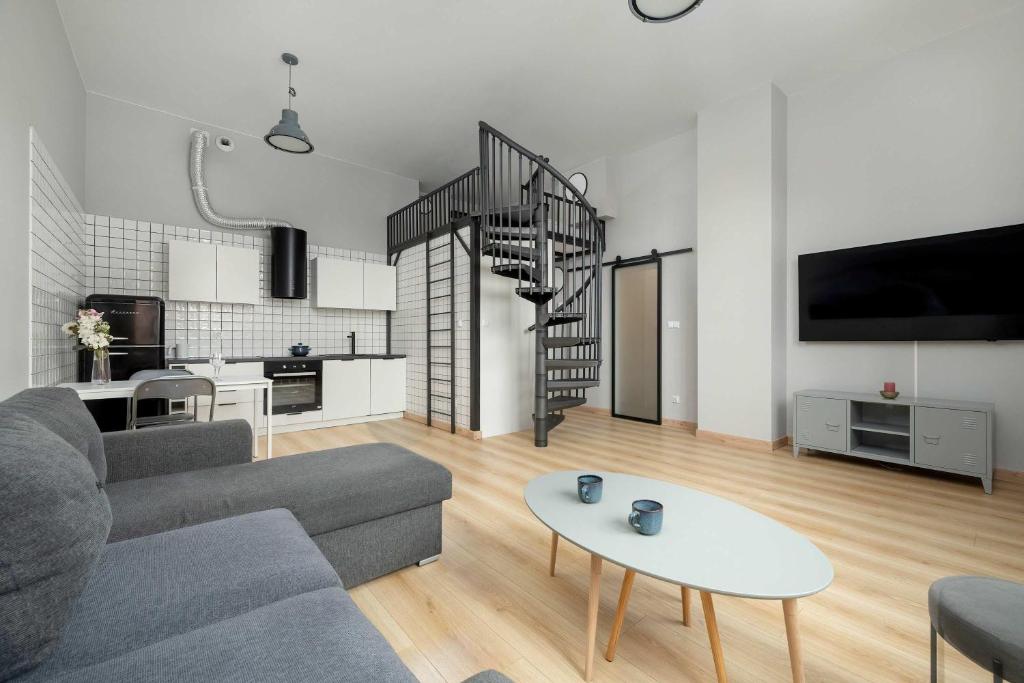 Nowoczesne Studio z Antresolą we Wrocławiu by Noclegi Renters, Vratislav