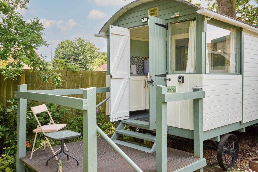 Host & Stay - Shepherd's Hut, Briston
