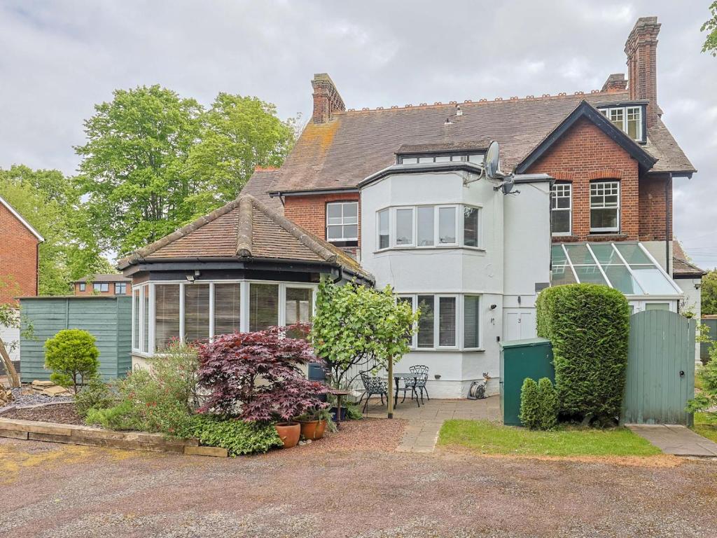 Pass the Keys Spacious 1-bed Flat with Parking near River Thames, Maidenhead