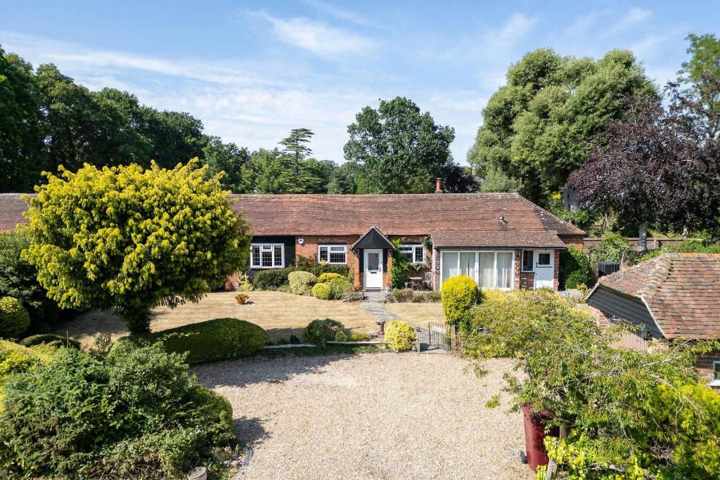 Homely Cottage for 6 Near Chichester & Goodwood, Chichester
