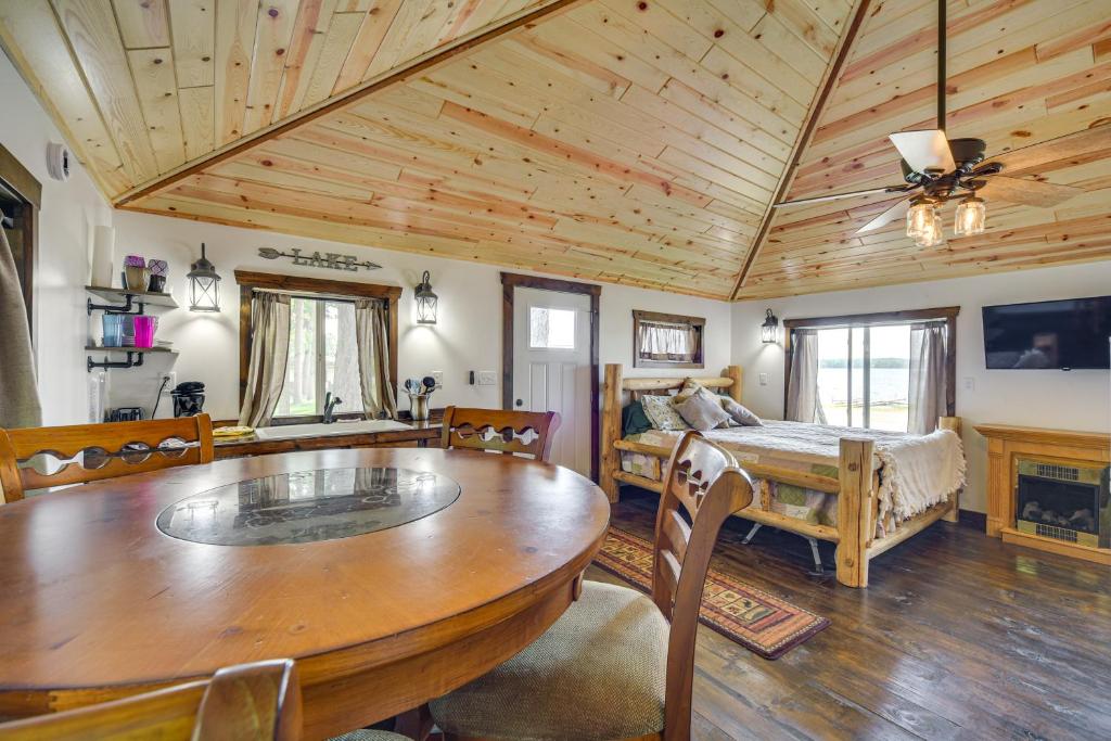 Cozy Studio with Community Docks in Stone Lake!, Stone Lake