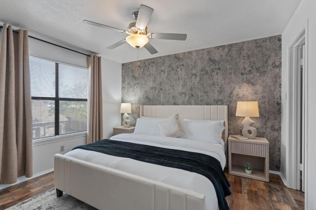 Up to 32 People - Luxurious Home, Austin