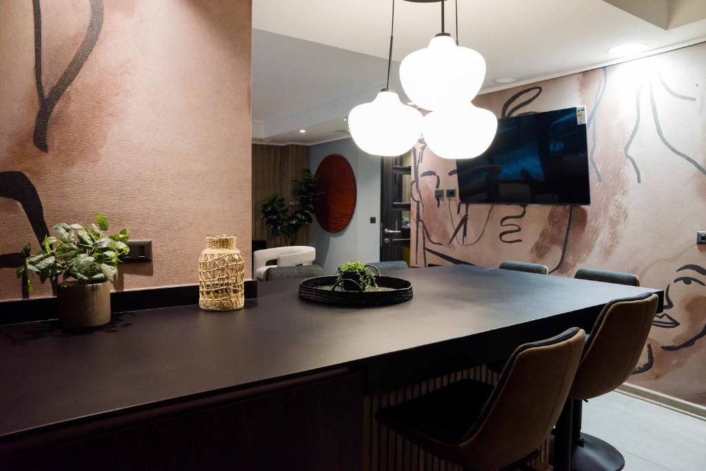 Discover the City Modern 1BR1BA - 3