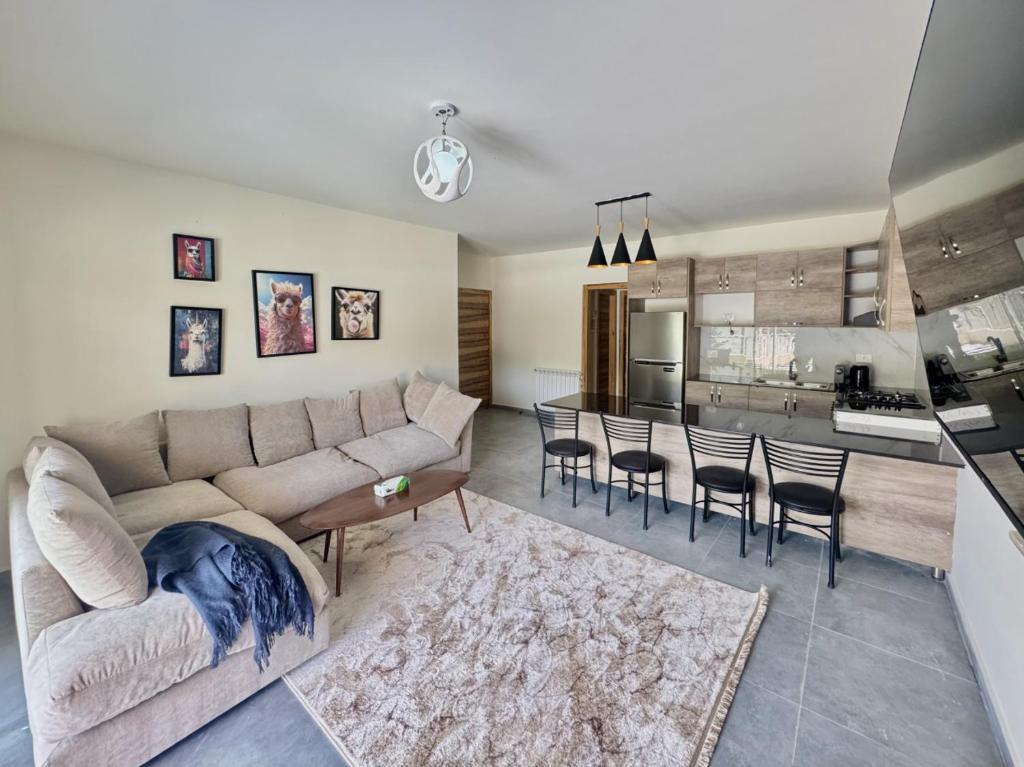 Astra Faqra 3BR w Pool and Balcony, Afqā