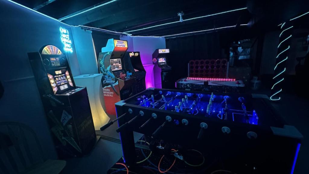 Sleeps 18 6BR Gym, Game Room and Theater, Chicago