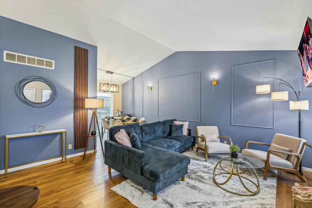 Kings, 75 TV & Backyard Fun - NearWesley, The Dell