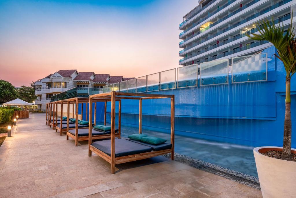 Swimming pool, Las Americas Torre Del Mar in Cartagena