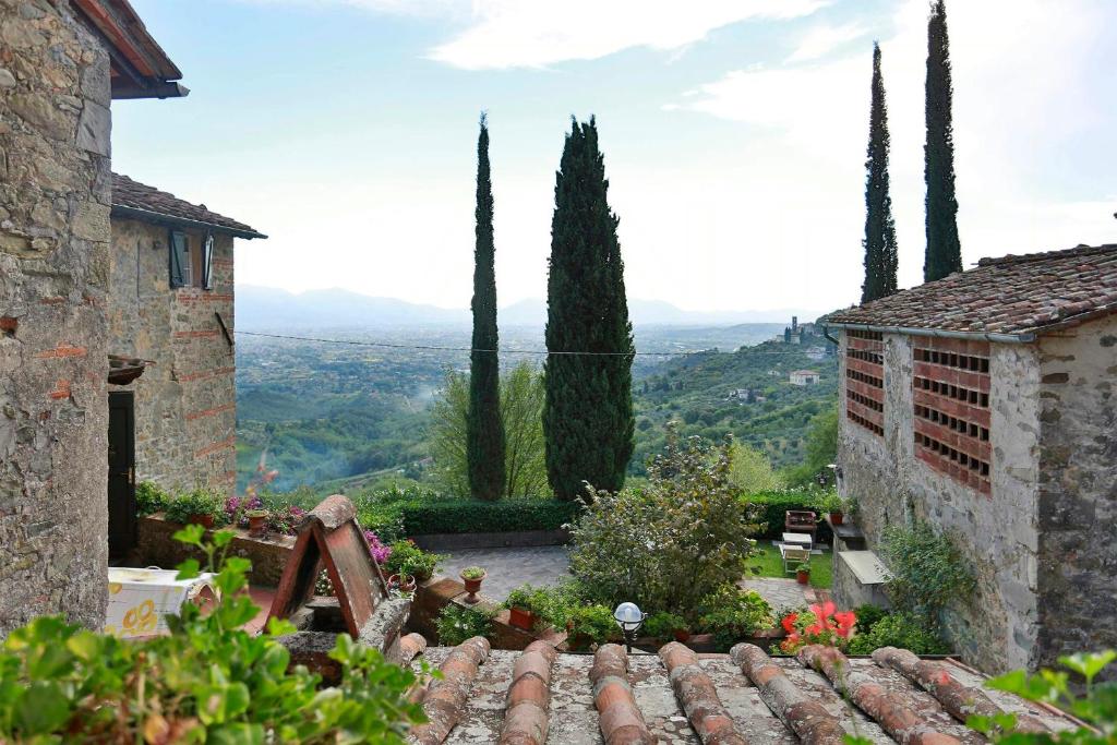 Villa With Views Over Lucca Hills, Matraia