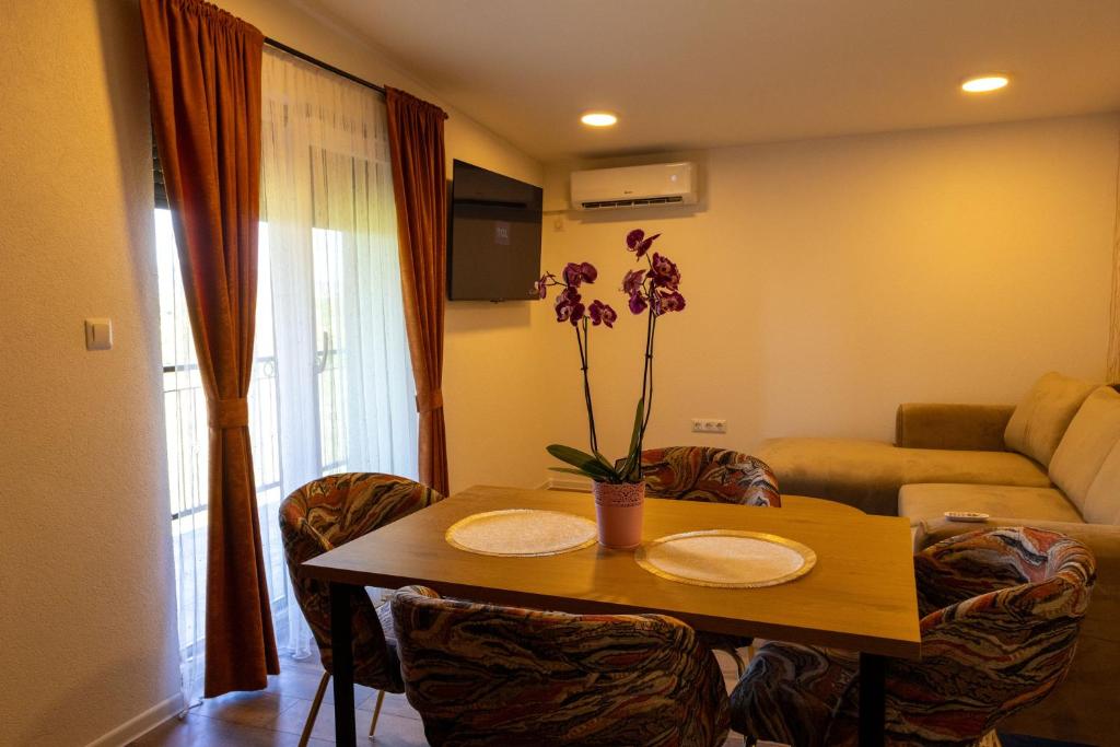 Apartments and Rooms Villa Majestic - 1