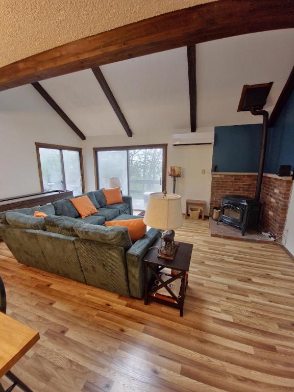 Rustic Mountain Escape Waterpark, Ski & Views!, Tannersville