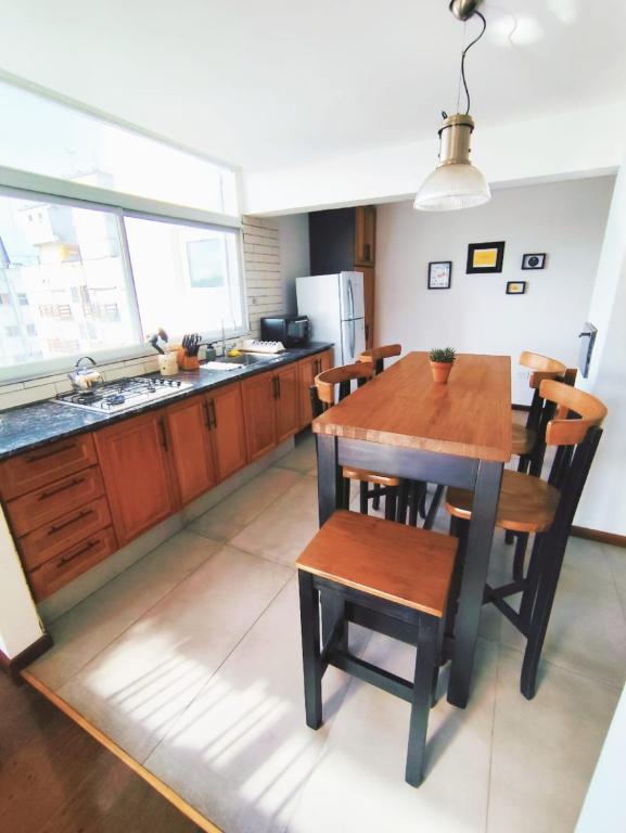 Amplio depto 4 ambientes en el centro de la ciudad - 2