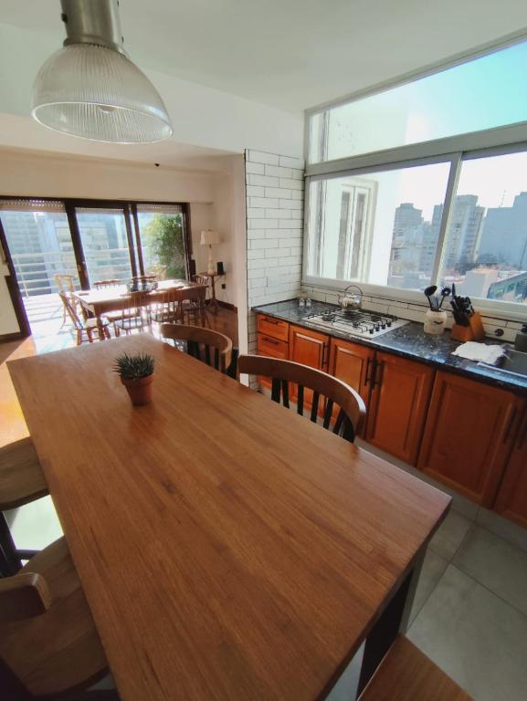 Amplio depto 4 ambientes en el centro de la ciudad - 1