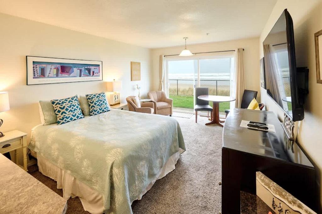 Ground Floor Beachfront Condo Suite - Sleeps 4 - Sauna and Pool, Lincoln City