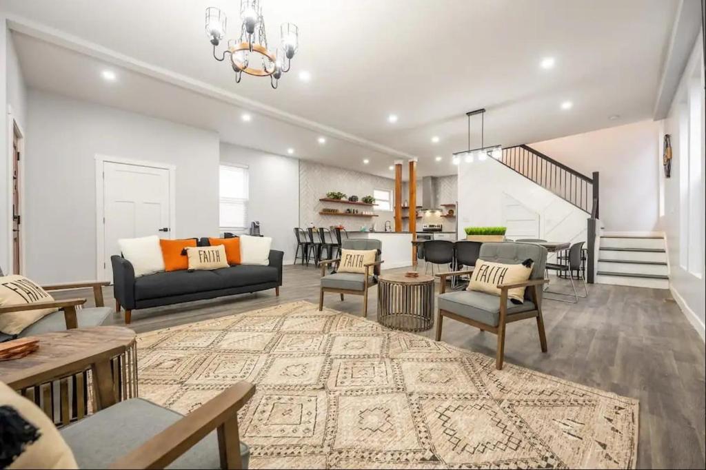 DT Farm House with a ton of Space, Indianapolis