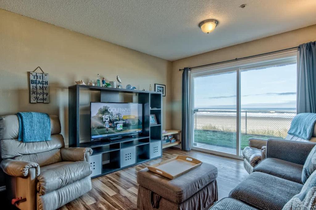 Modern Ground Floor Beachfront Condo Suite - Sleeps 4 - Pool and Sauna, Lincoln City