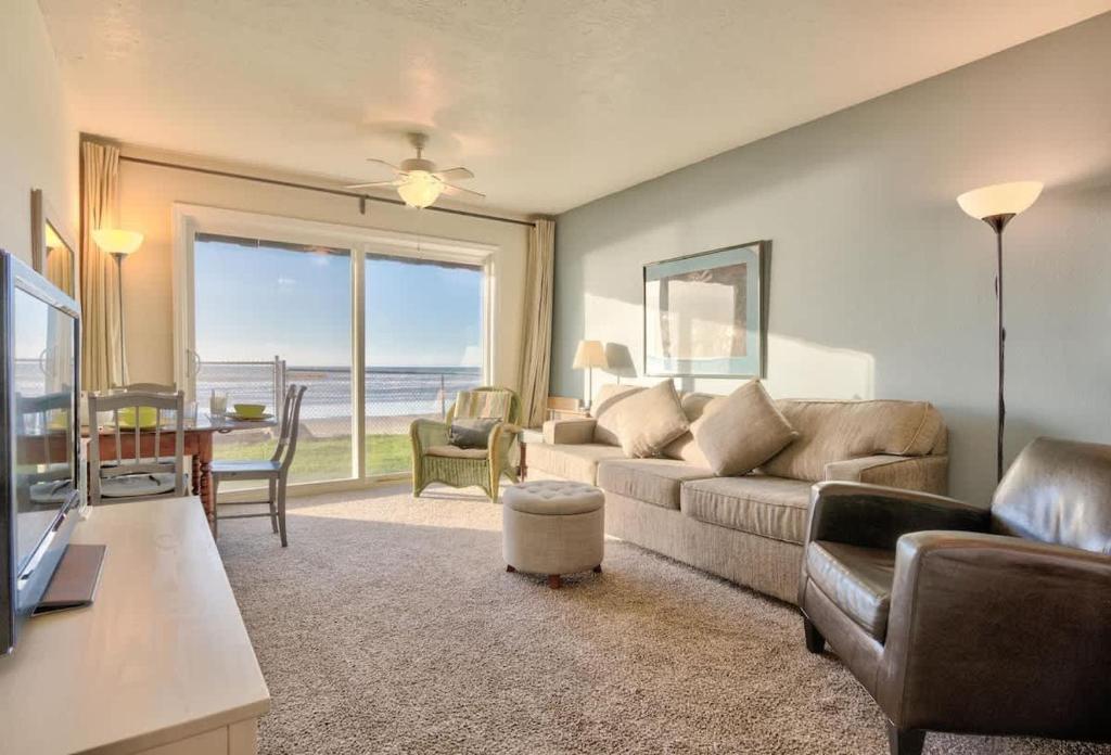 Ground Floor Beachfront Suite - Sleeps 5 - Pool and Sauna, Lincoln City
