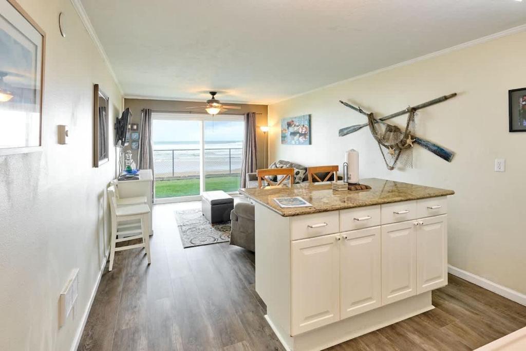 Ground Floor Beachfront Suite - Sleeps 4 - Pool and Sauna, Lincoln City