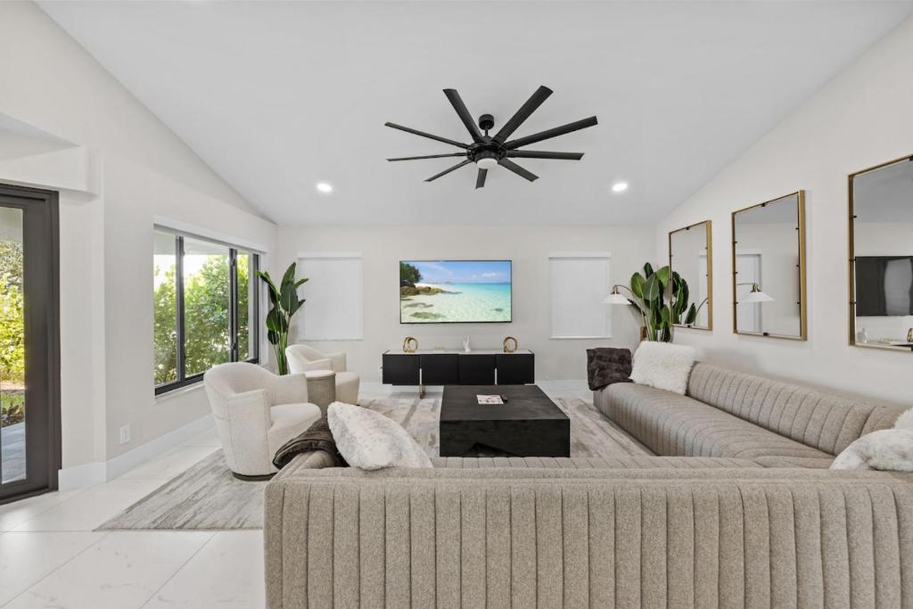 Luxe Pool Home minutes from the beach!, Naples