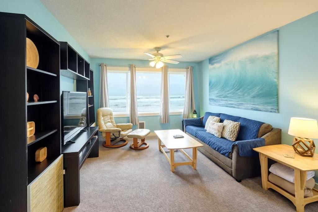 Beachfront Suite - Second Floor - Sleeps 2 - Pool and Sauna, Lincoln City