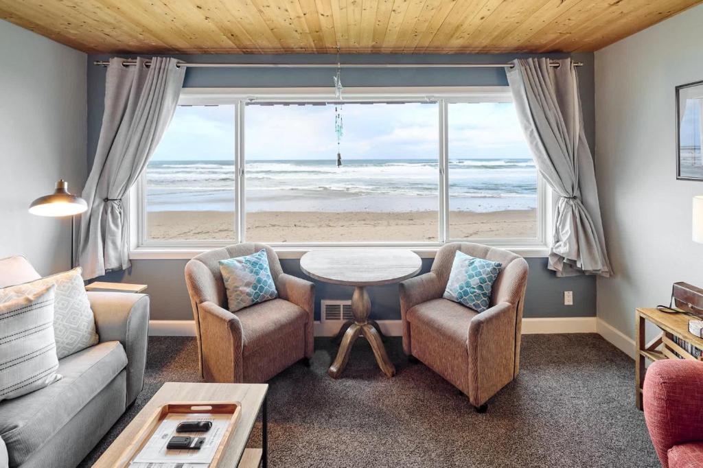 Spacious Beachfront Suite - Sleeps 7 - Second Floor - Pool and Sauna, Lincoln City