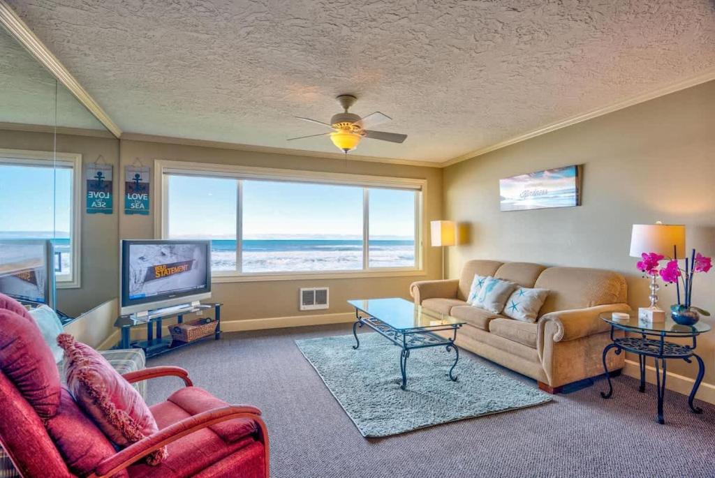Large Beachfront Suite - Sleeps 6 - Second Floor - Pool and Sauna, Lincoln City