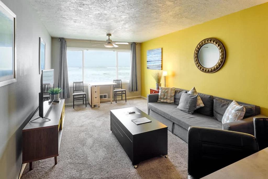 Beachfront Suite - Second Floor - Sleeps 4 - Pool and Sauna, Lincoln City