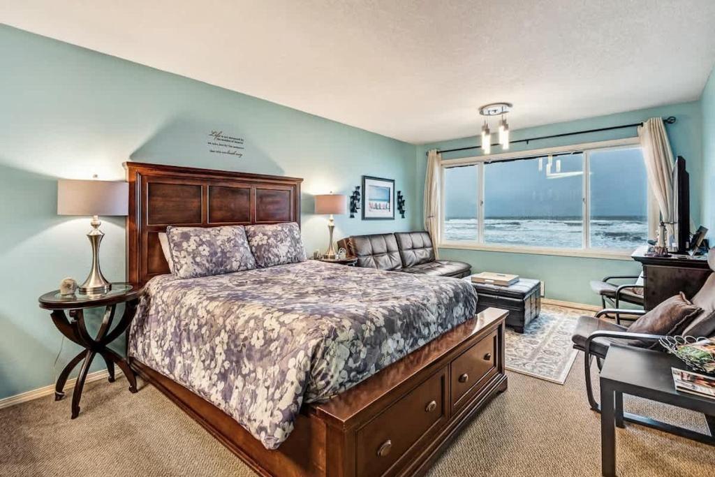 Stunning Beachfront Suite - Sleeps 6 - Second Floor - Pool and Sauna, Lincoln City