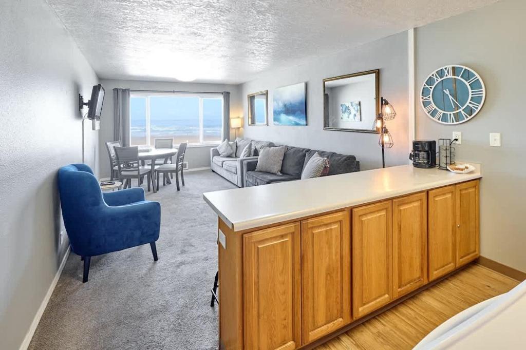 Modern Beachfront Suite - Pool and Sauna - Second Floor - Sleeps 4, Lincoln City