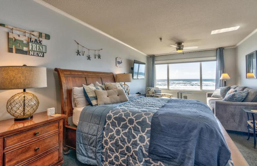 Top Floor Oceanfront Suite - Pool and Sauna - Sleeps 4, Lincoln City