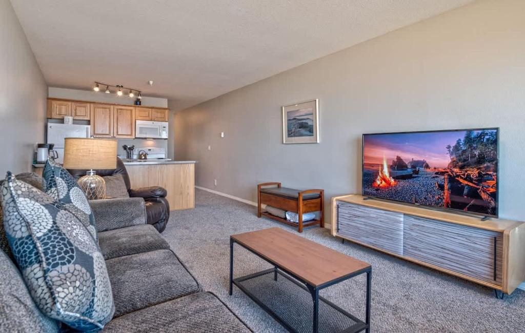 Beautiful Oceanfront Suite - Top Floor - Pool and Sauna - Sleeps 4, Lincoln City