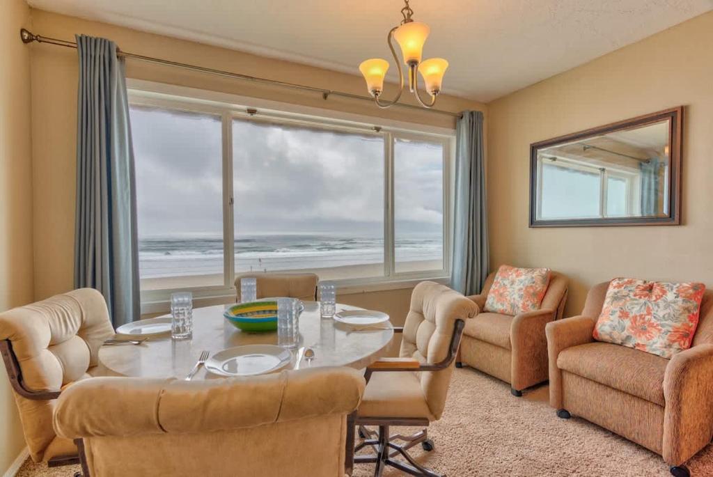Spacious Oceanfront Suite - Sleeps 8 - Top Floor - Pool and Sauna, Lincoln City