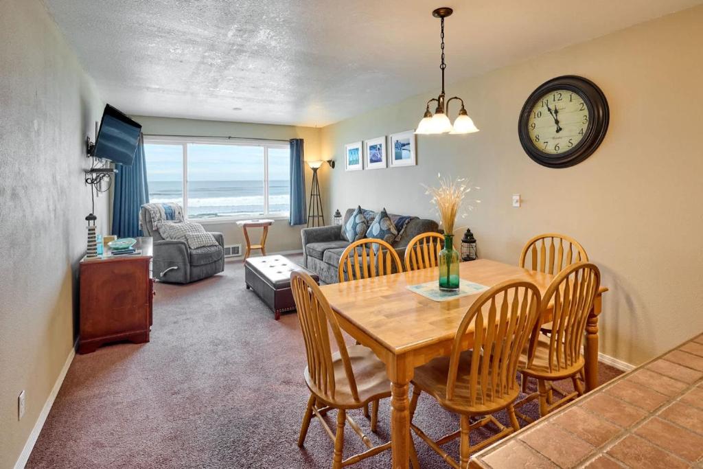 Top Floor Beachfront Suite - Pool and Sauna - Sleeps 4, Lincoln City