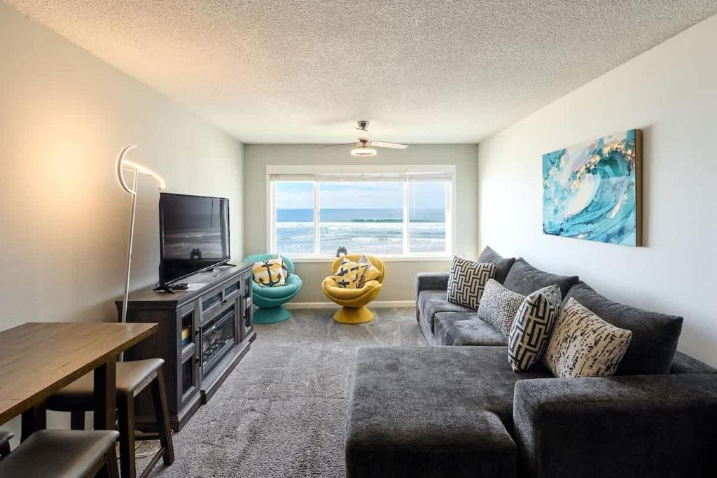 Amazing Top Floor Oceanfront Suite - Pool and Sauna - Sleeps 4, Lincoln City
