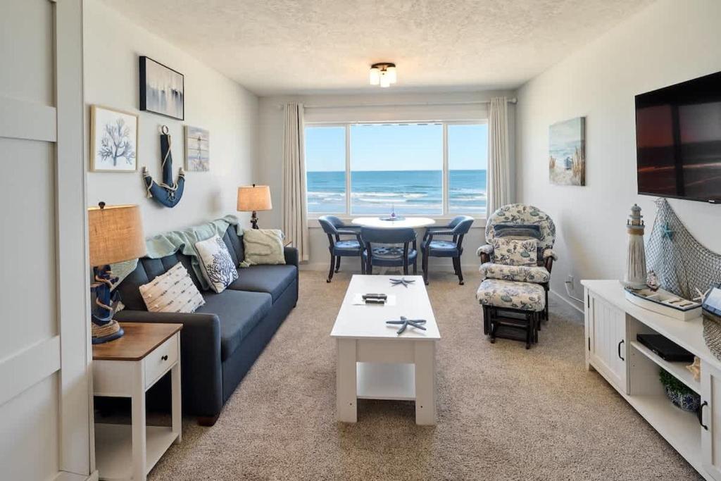 Oceanfront Suite - Top Floor - Pool and Sauna - Sleeps 6, Lincoln City