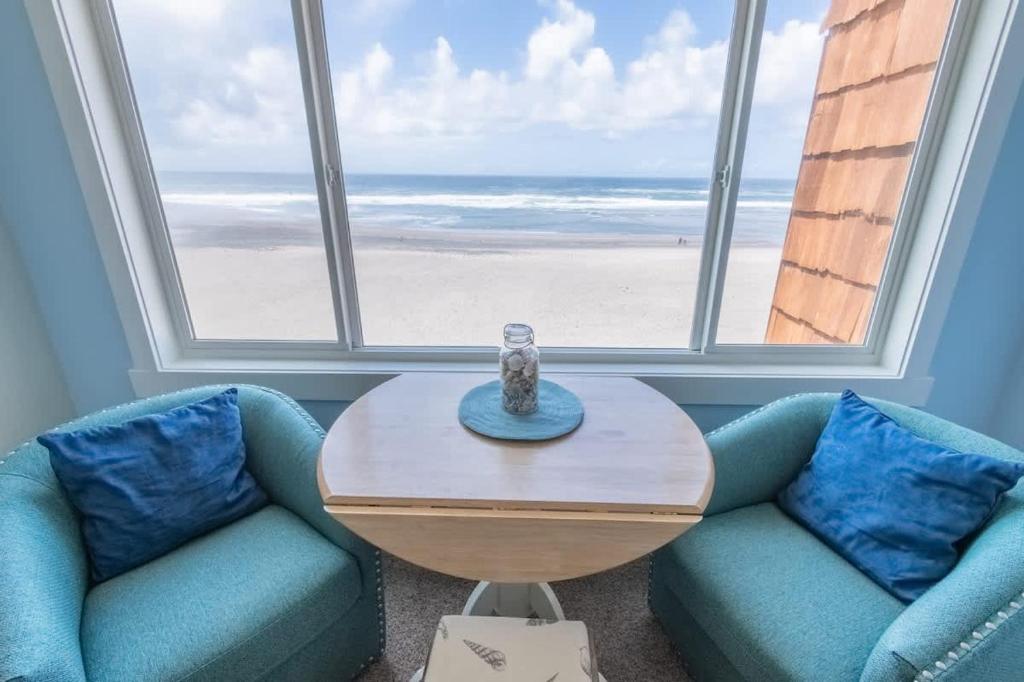 Beachfront Suite - Top Floor - Pool and Sauna - Sleeps 4, Lincoln City