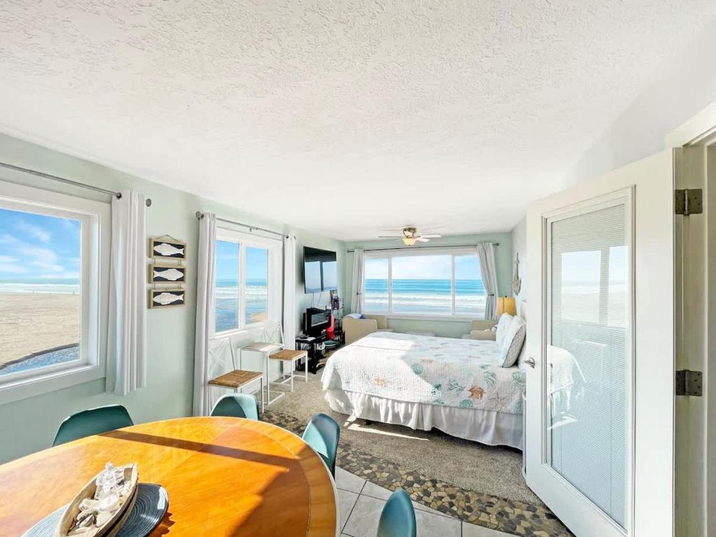 Oceanfront Penthouse Suite With Panoramic Views - Pool and Sauna - Sleeps 6, Lincoln City