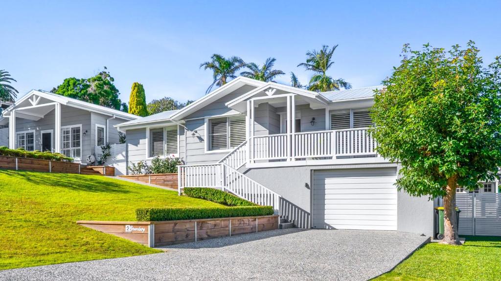 Trio by the Sea, Forster