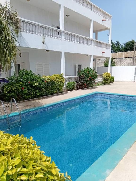 White house, Saly Portudal