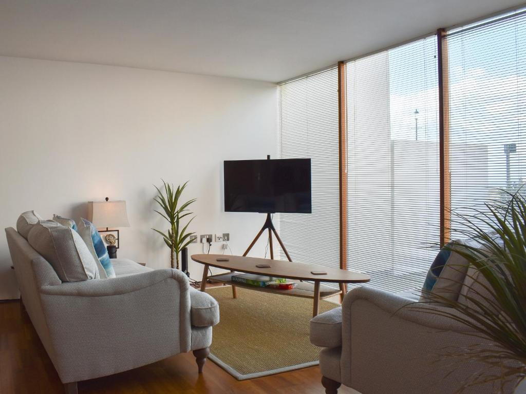 27 Nautilus, Westward Ho