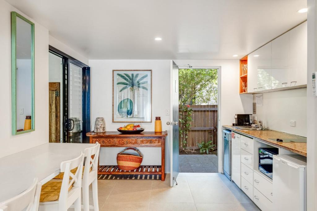 Sea Whisper, Apartment 6 at Julians Apartments, Byron Bay