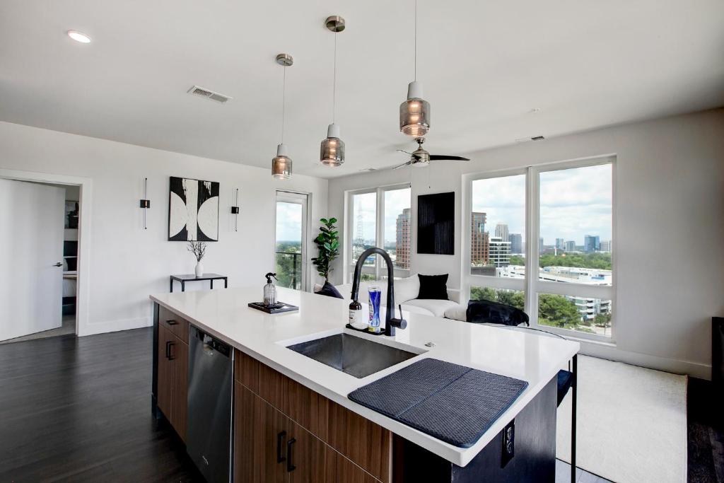 Upscale Midtown Retreat , Free Parking & Close to Mercedes-Benz, Atlanta