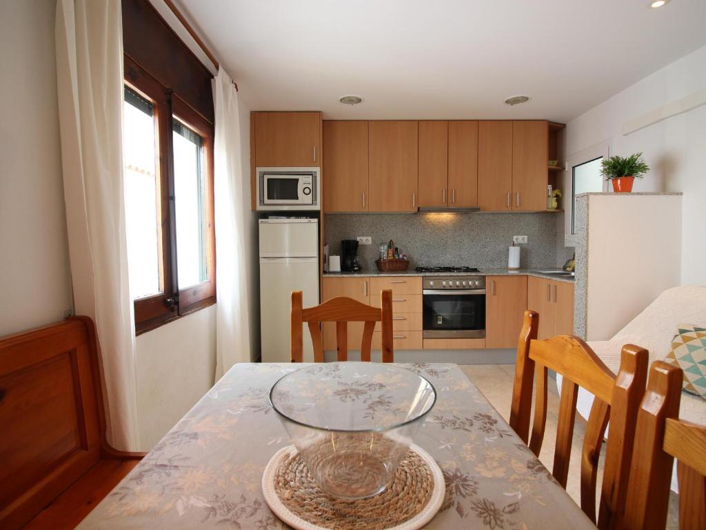 Apartamento céntrico en Roses, a 300m de la playa, con terraza solarium y WiFi. - ES-228-97 - 5