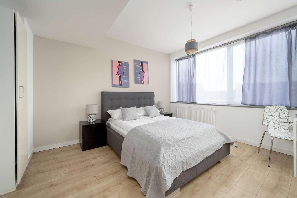 Bright Studio with Air Conditioning and Parking by Noclegi Renters, Vratislav