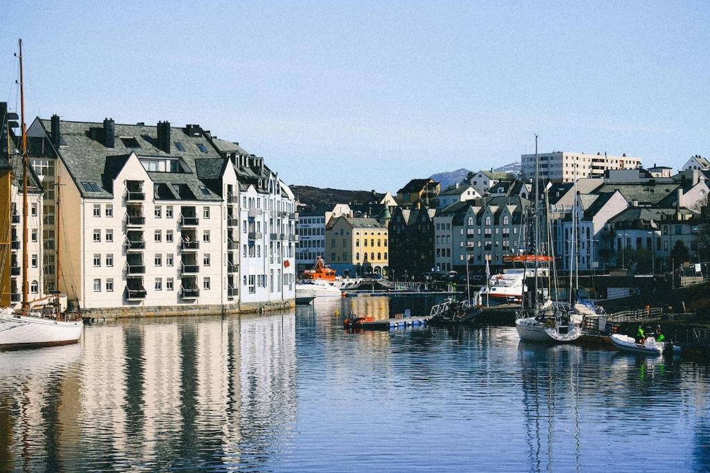 Nær Sentrum Stor, Privat og Koselig Rom, Arendal