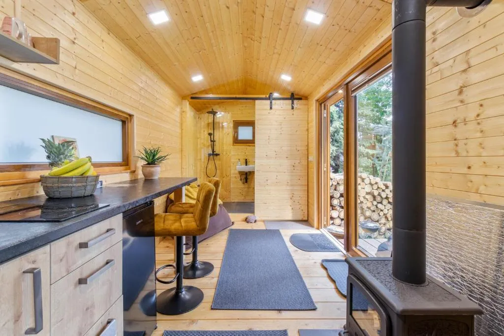 Glamping - Maringotka u Tobíka, hotel in Oslovice