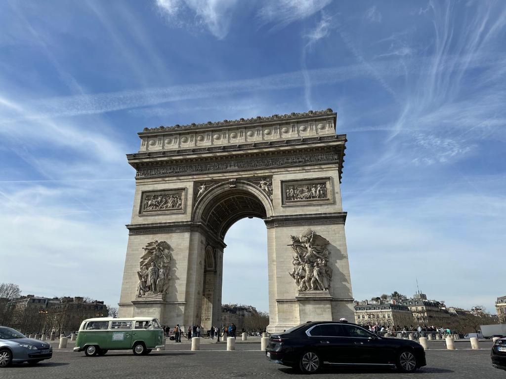 LV1 Au cœur de l'Avenue des Champs-Elysées Arc de Triomphe - 1
